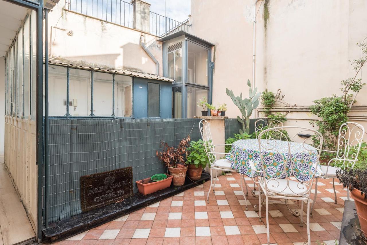 Cozy Wooden Apt In Piazza Navona Lägenhet